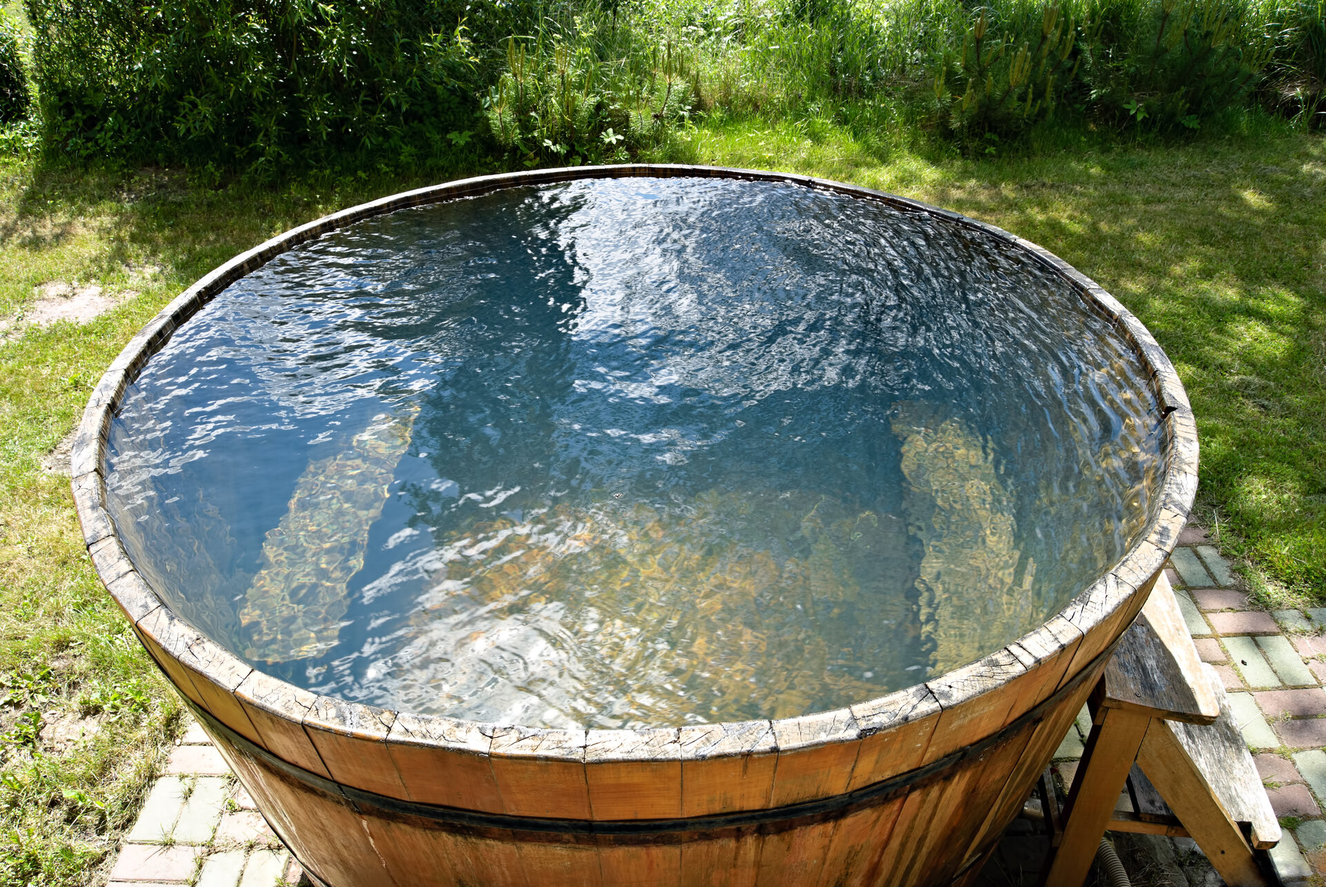 Holzpool gefüllt mit kaltem Wasser