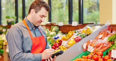 Ein Supermarktmitarbeiter nutzt ein MDE-Gerät zur Bestandskontrolle im Obst- und Gemüsebereich.