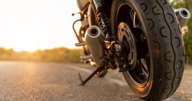 Nahaufnahme eines Motorrads auf der Straße bei Sonnenuntergang – Tipps für optimalen Motorrad Schutz gegen Wetter und Schäden.